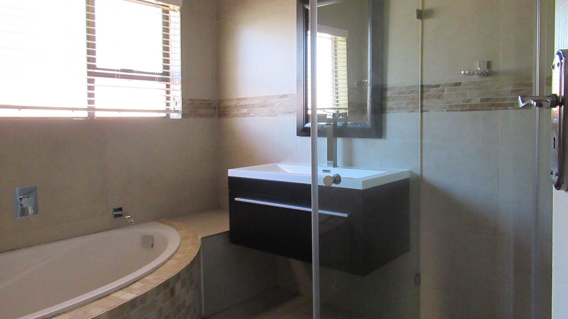 Bathroom 2 - 8 square meters of property in Roodekrans