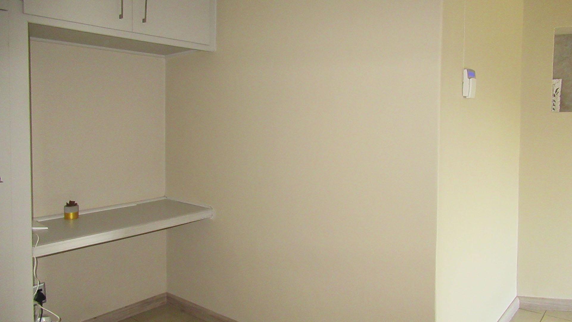 Spaces - 79 square meters of property in Roodekrans