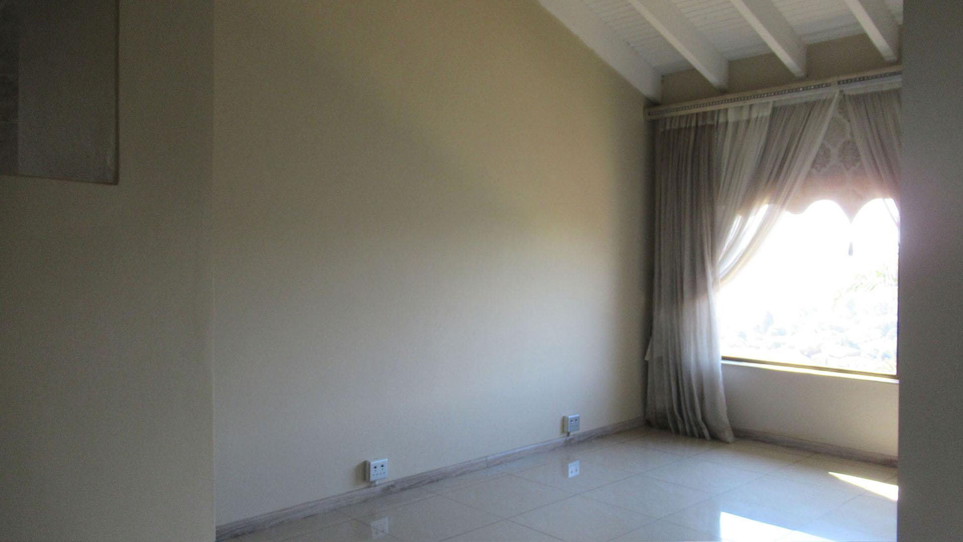 Main Bedroom - 23 square meters of property in Roodekrans