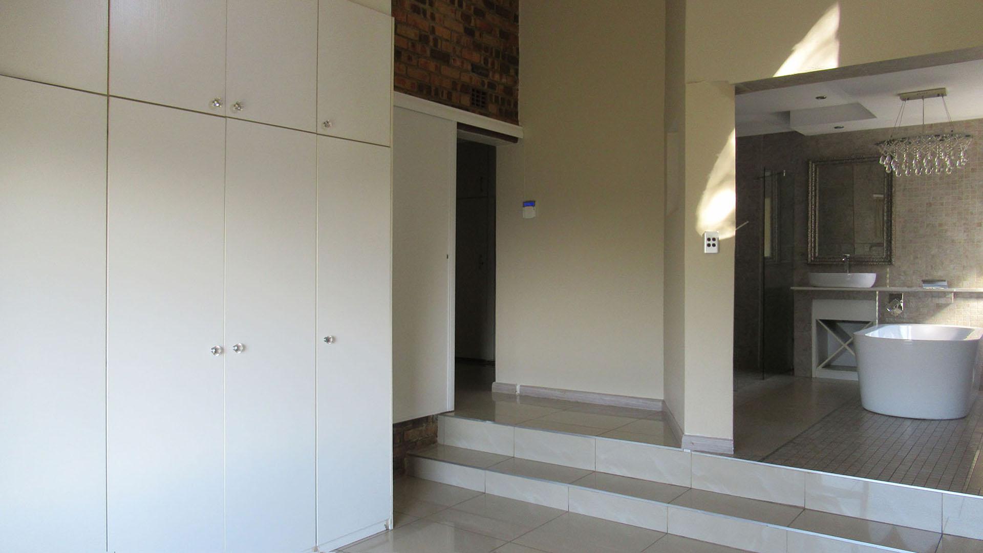 Main Bedroom - 23 square meters of property in Roodekrans