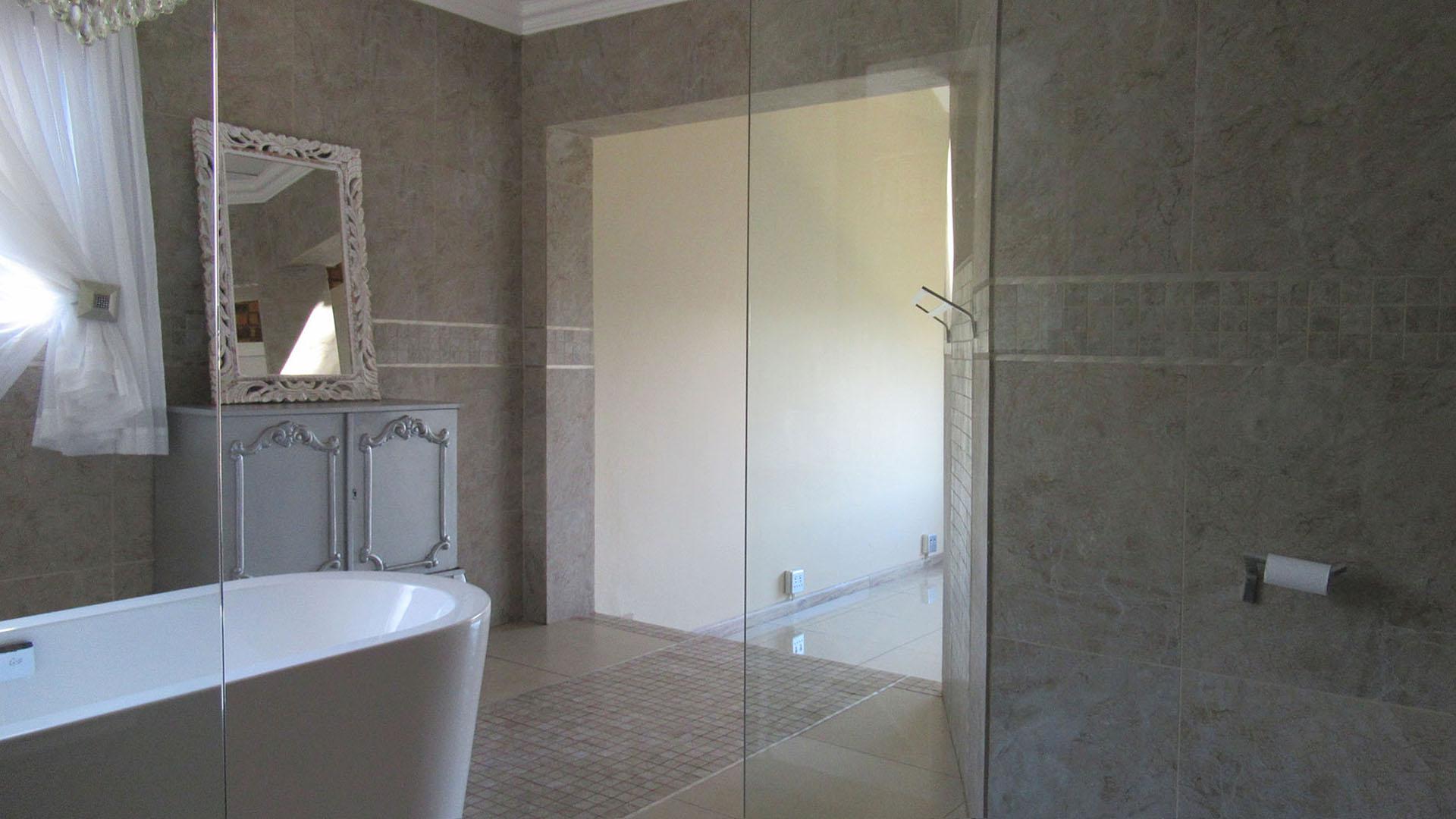 Main Bathroom - 15 square meters of property in Roodekrans