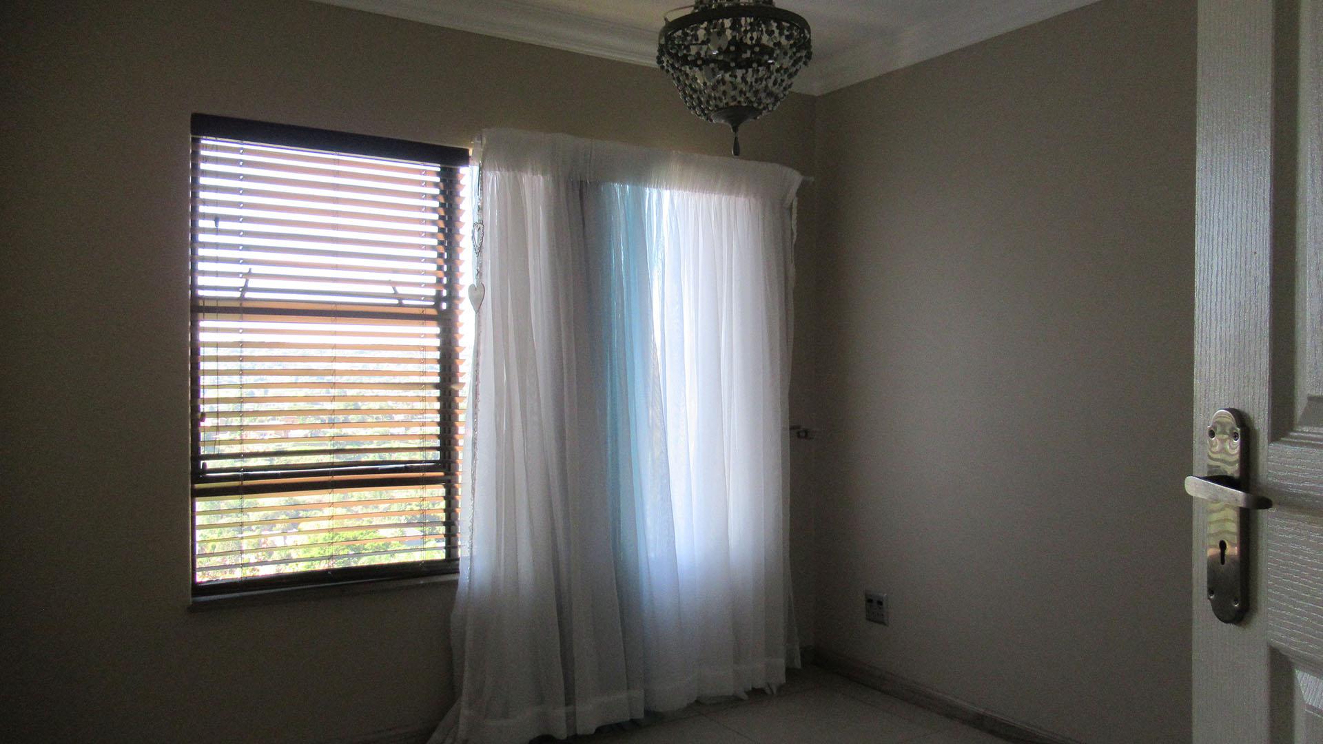 Bed Room 1 - 11 square meters of property in Roodekrans