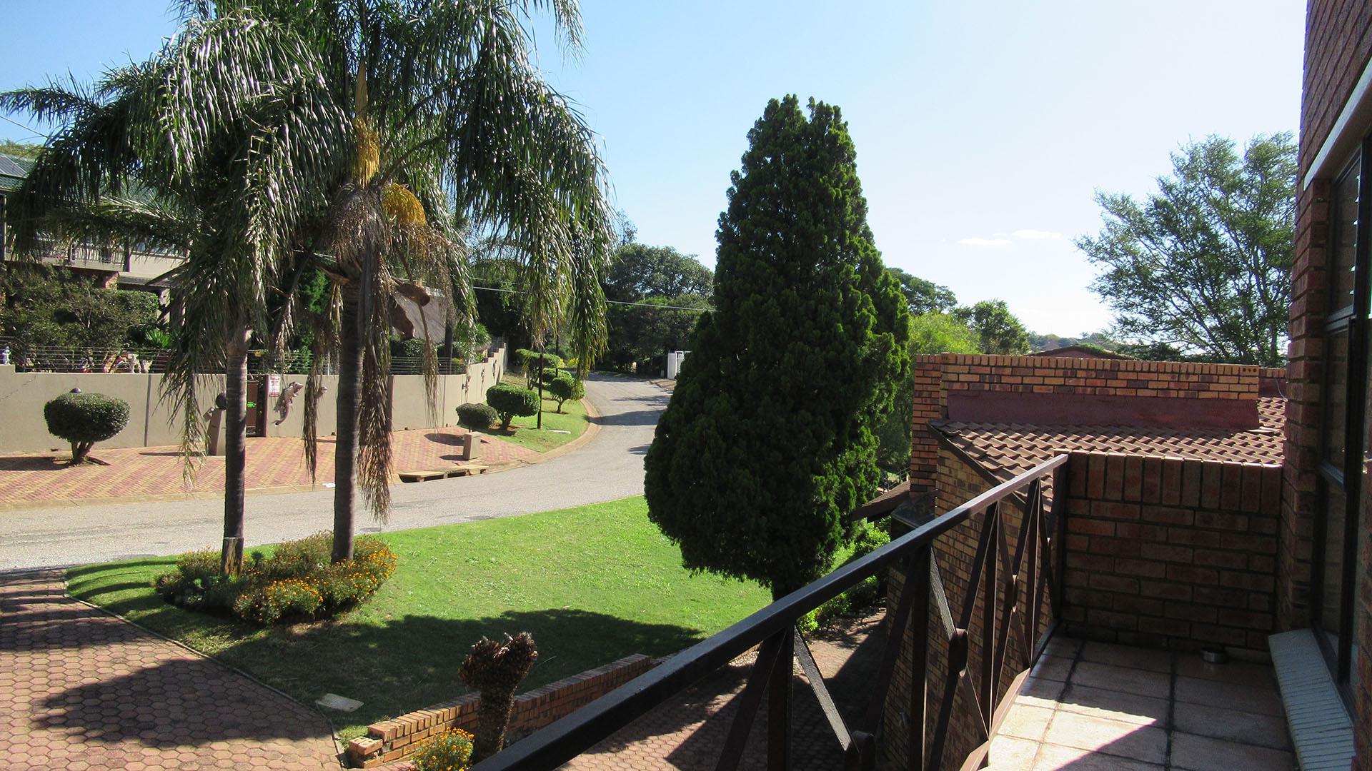 Balcony - 21 square meters of property in Roodekrans