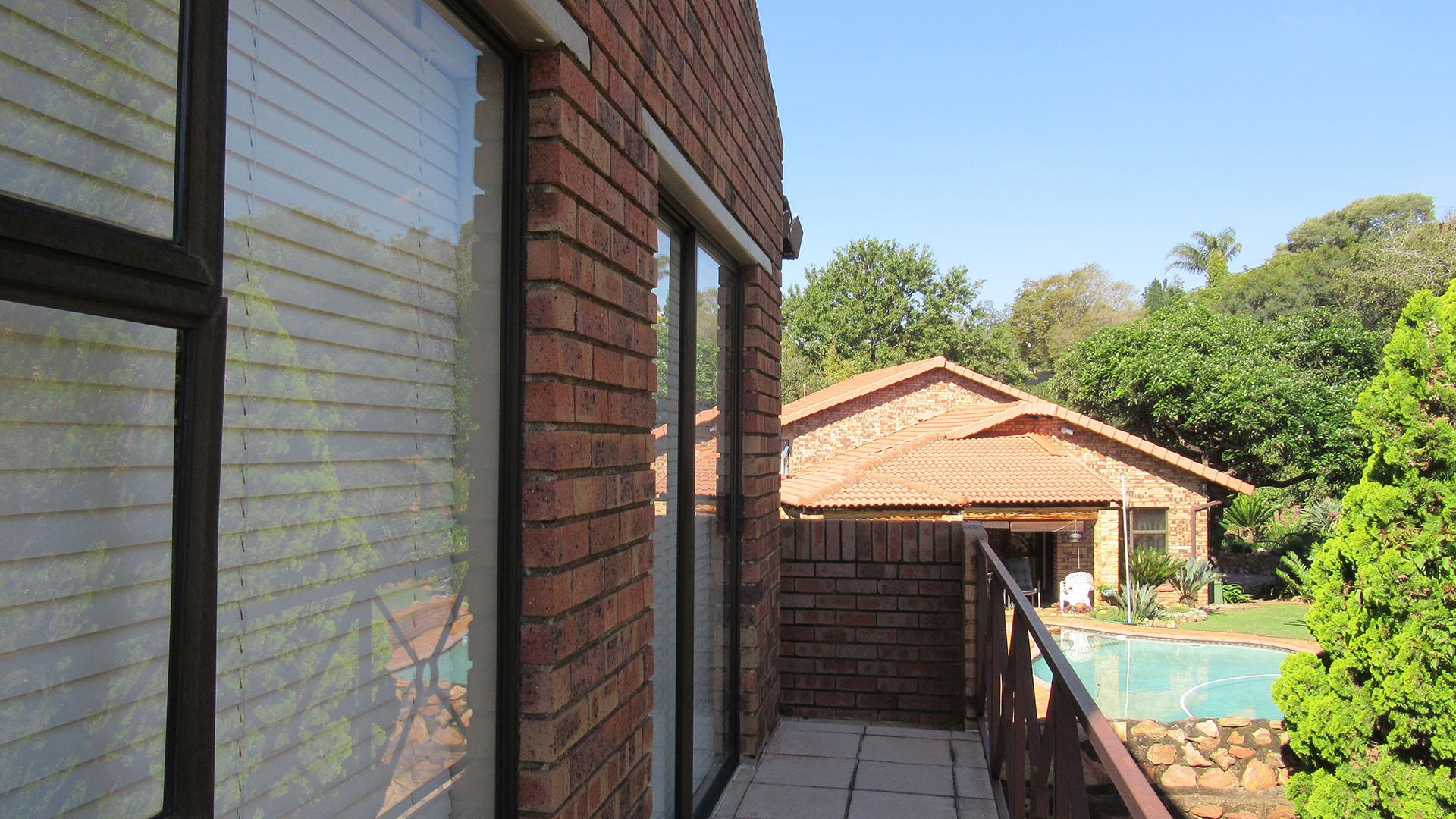 Balcony - 21 square meters of property in Roodekrans