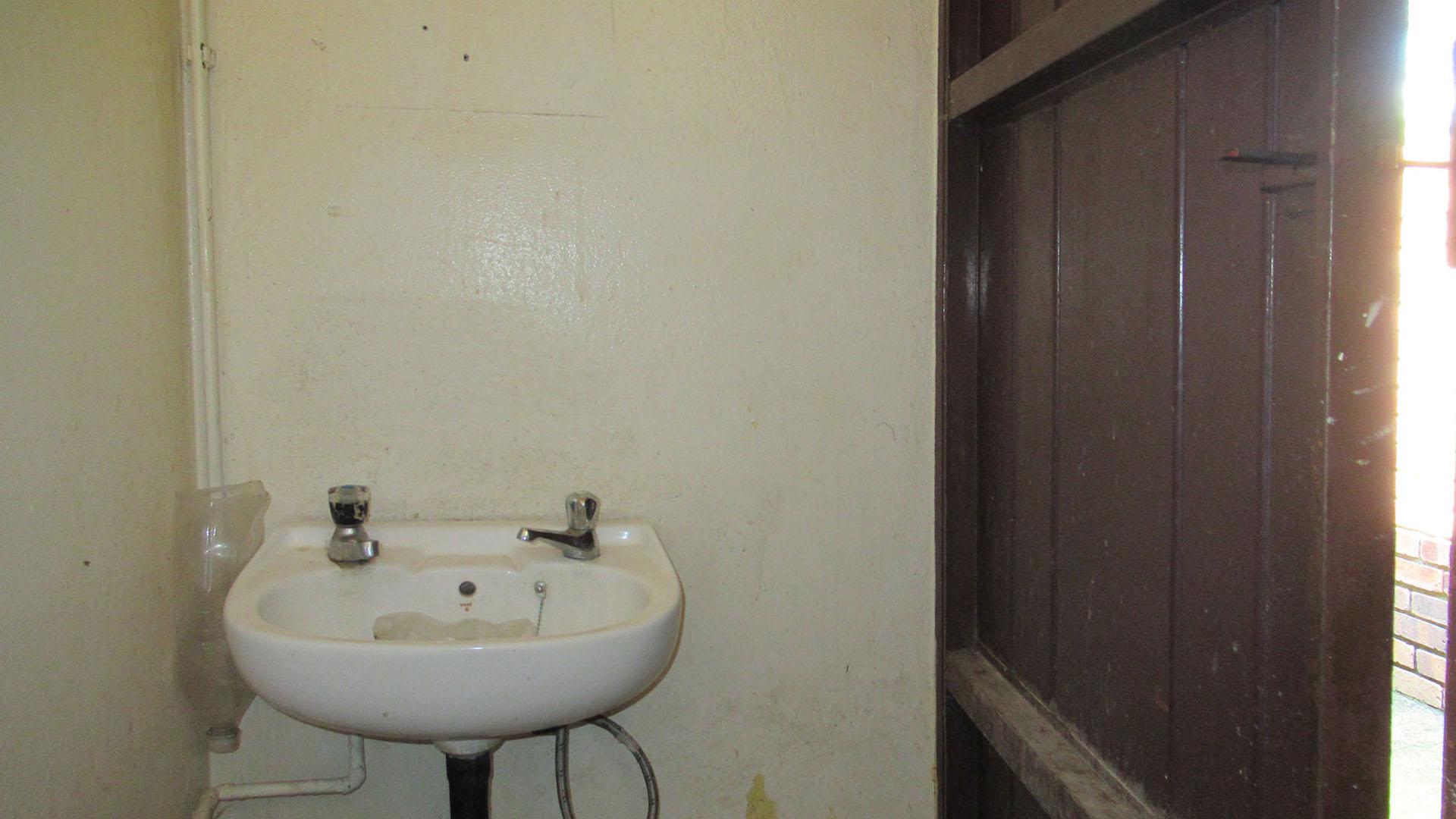 Staff Bathroom - 3 square meters of property in Roodekrans