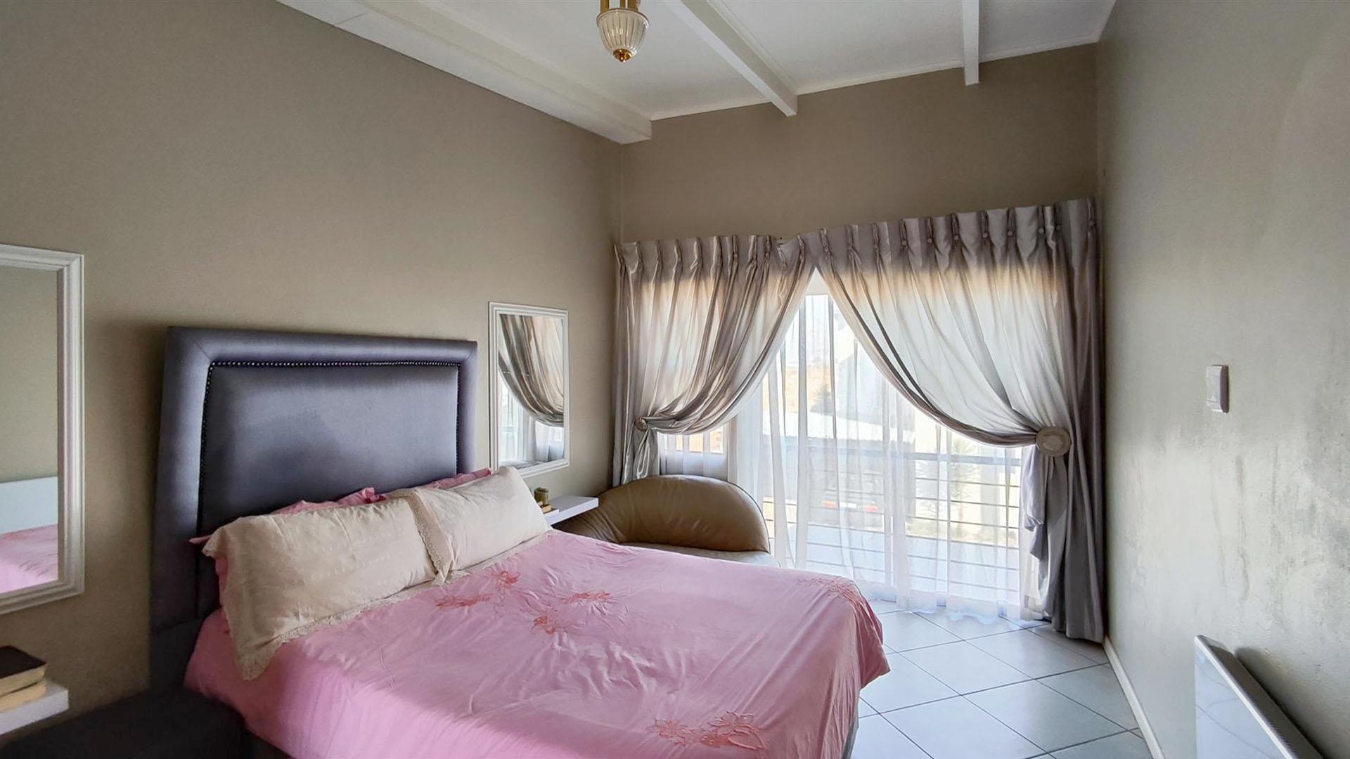 Main Bedroom - 18 square meters of property in Albertsdal