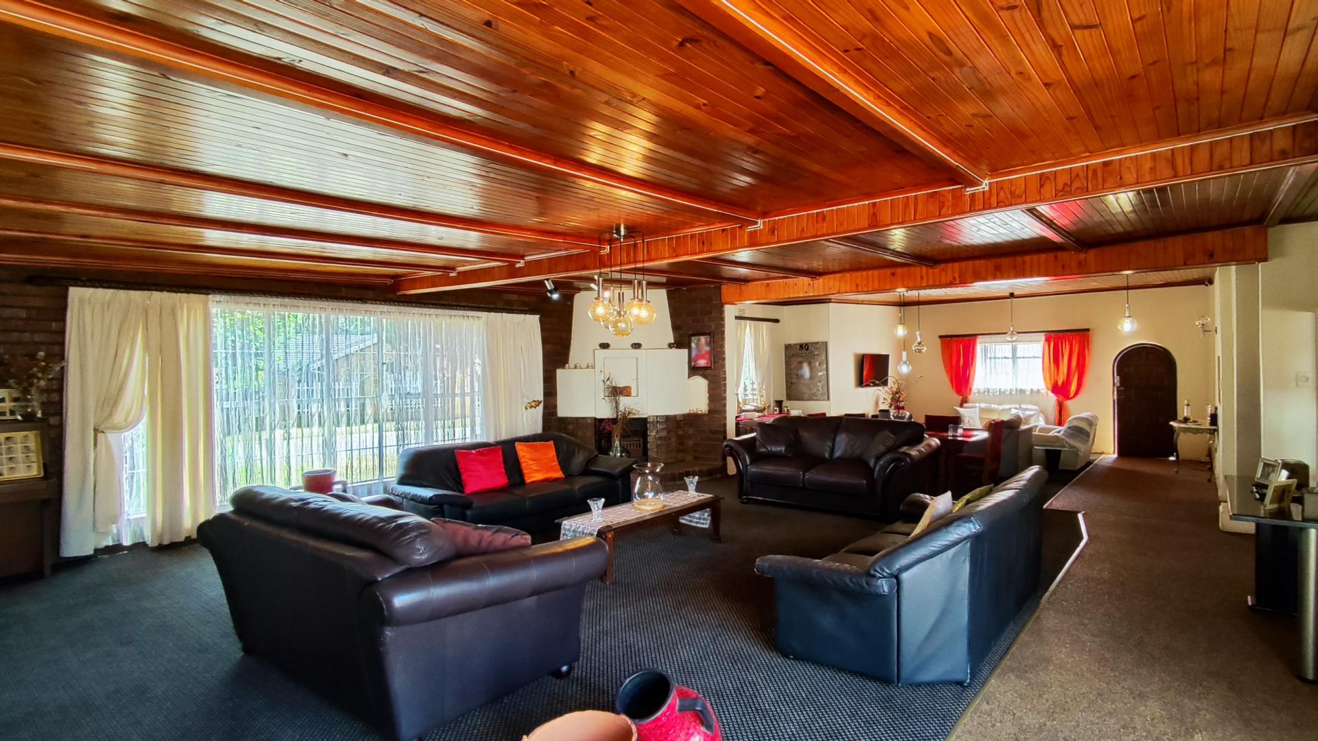 Lounges of property in Kenleaf