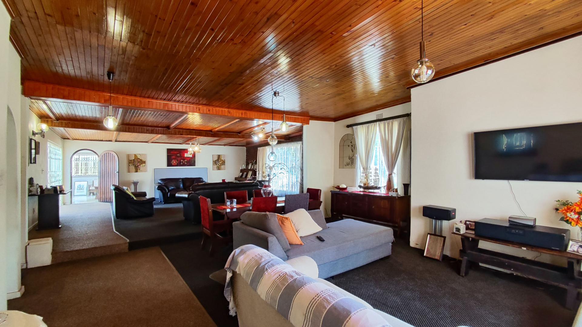 Lounges of property in Kenleaf