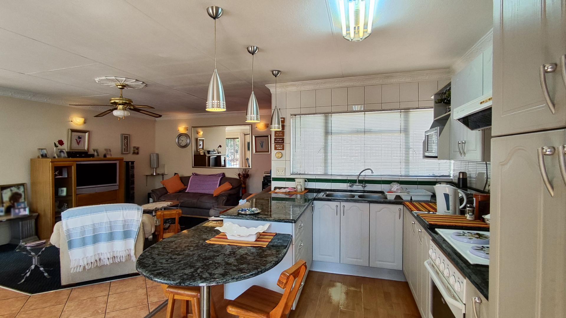 Kitchen of property in Kenleaf