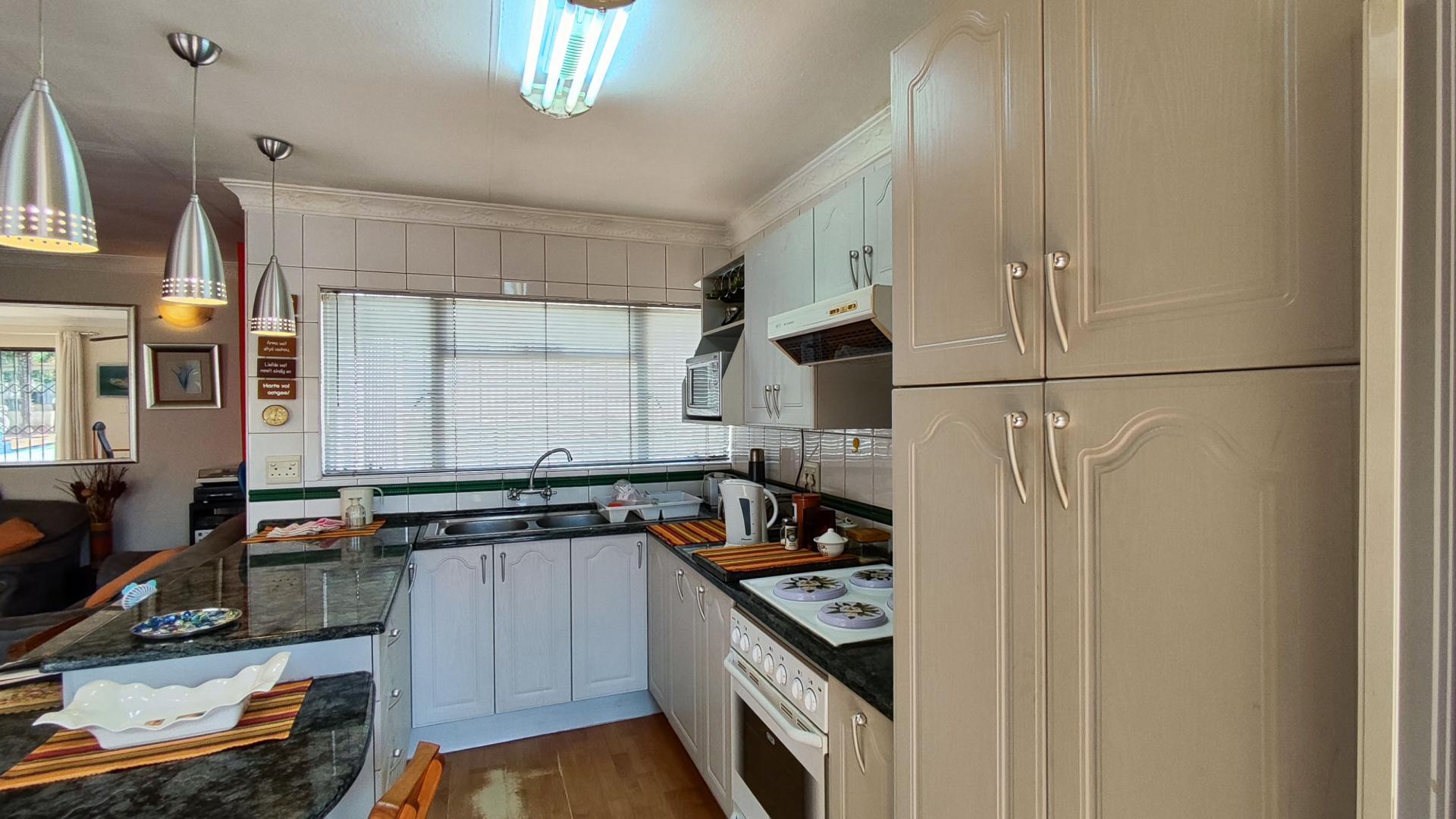 Kitchen of property in Kenleaf