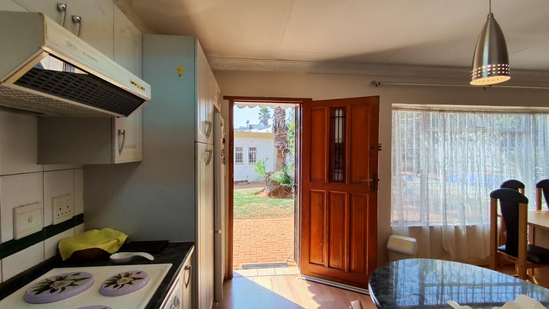 Kitchen of property in Kenleaf