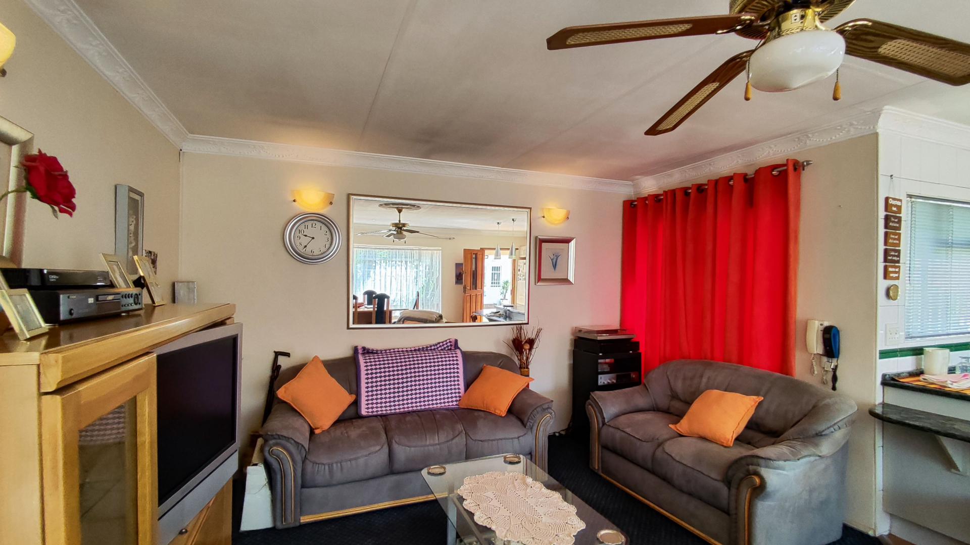 Lounges of property in Kenleaf