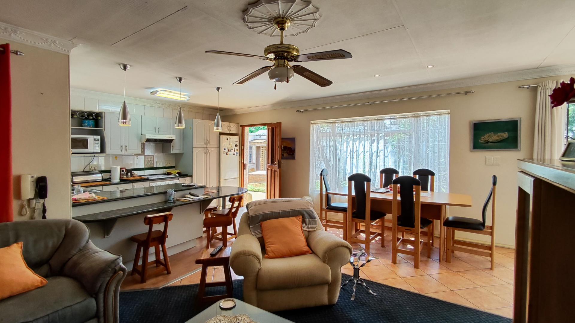 Lounges of property in Kenleaf