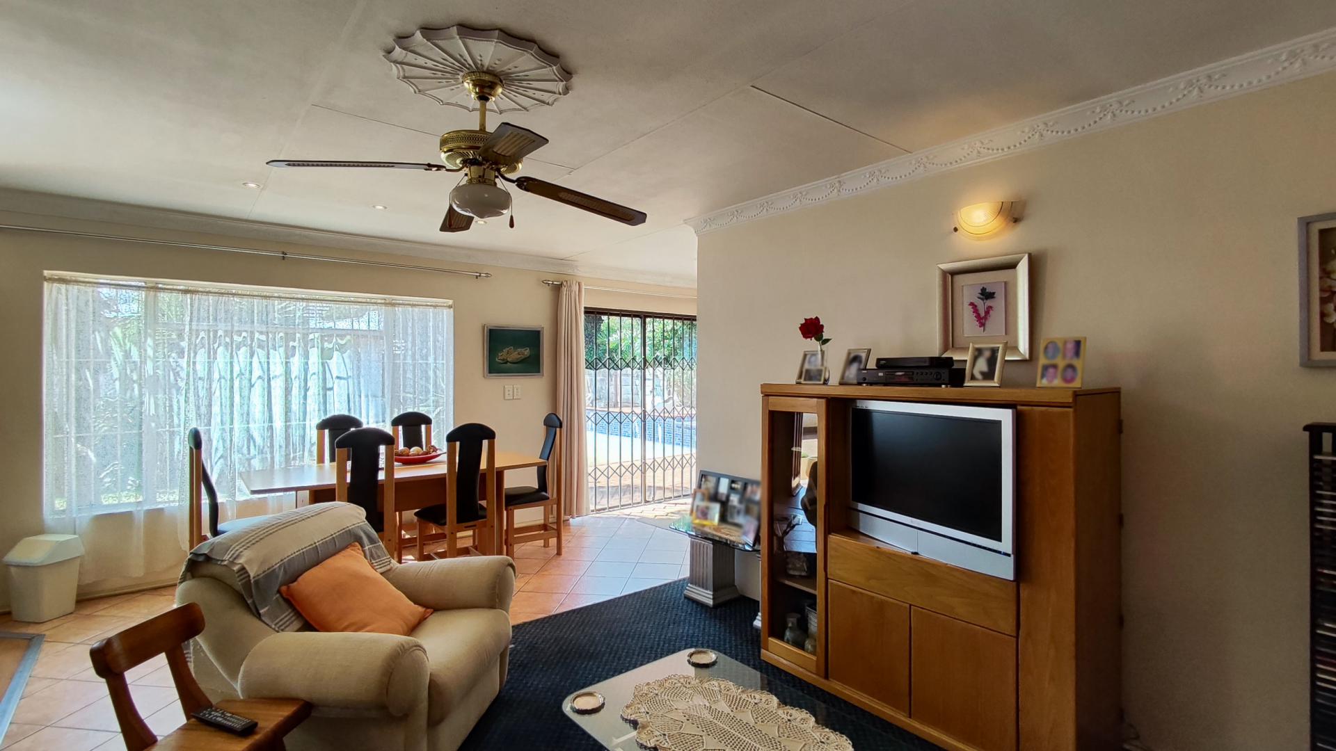 Lounges of property in Kenleaf