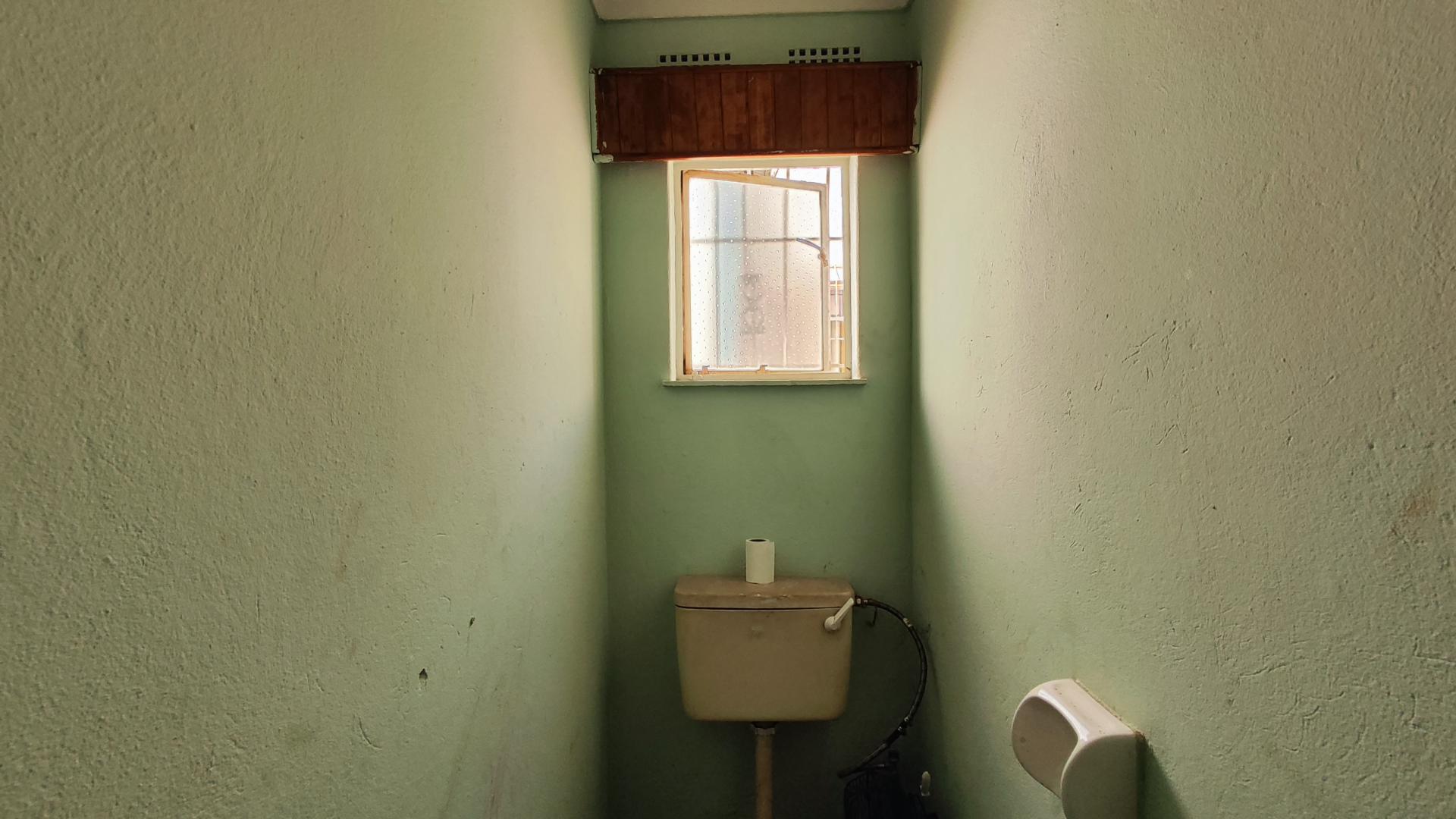 Staff Bathroom of property in Kenleaf