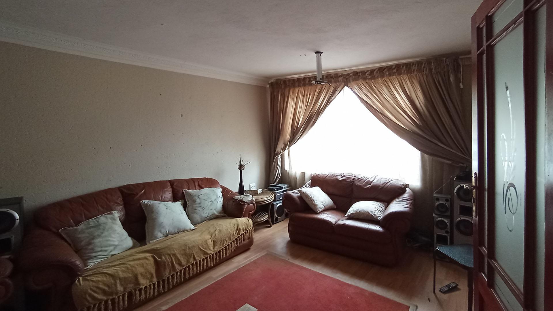 Lounges - 44 square meters of property in Karenpark