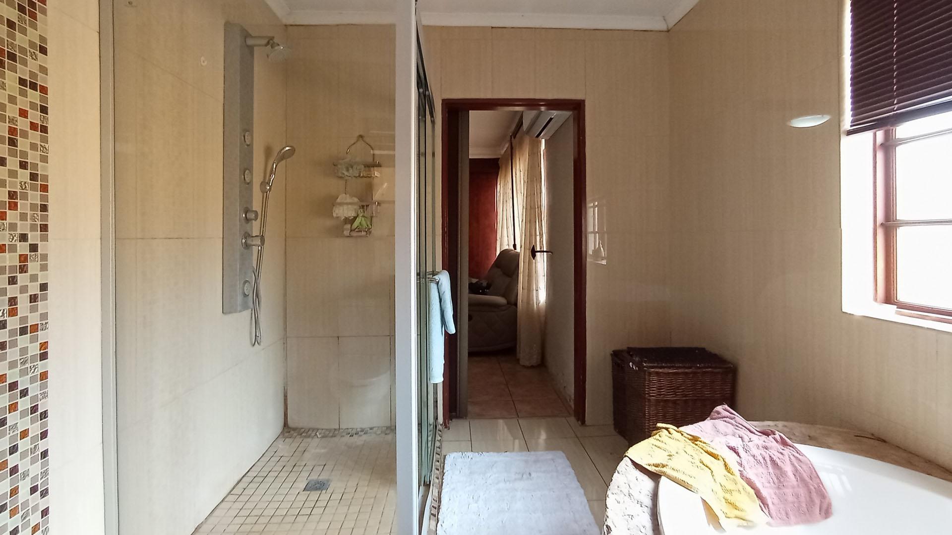 Main Bathroom - 7 square meters of property in Karenpark