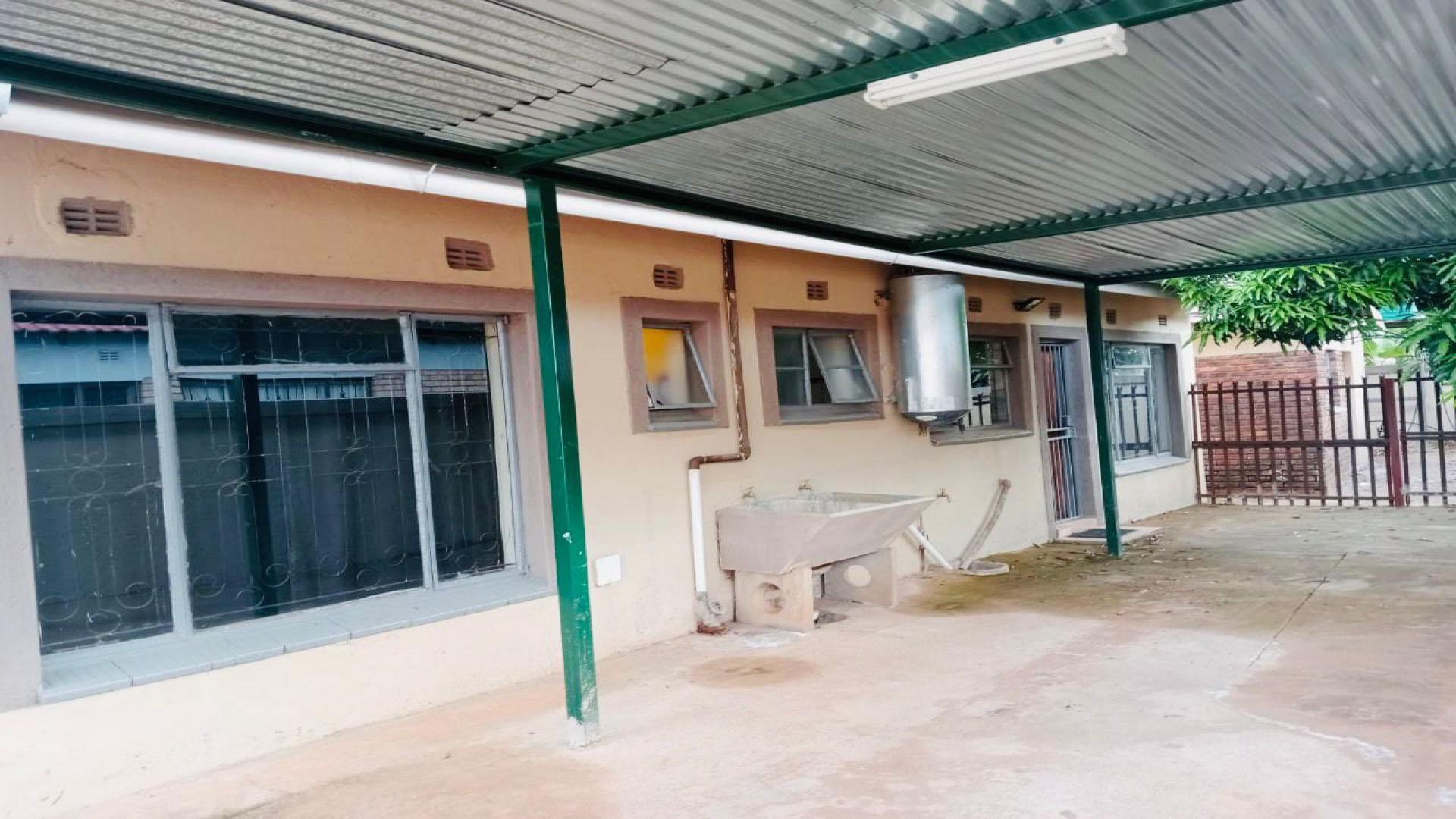 Carport  of property in Lebowakgomo