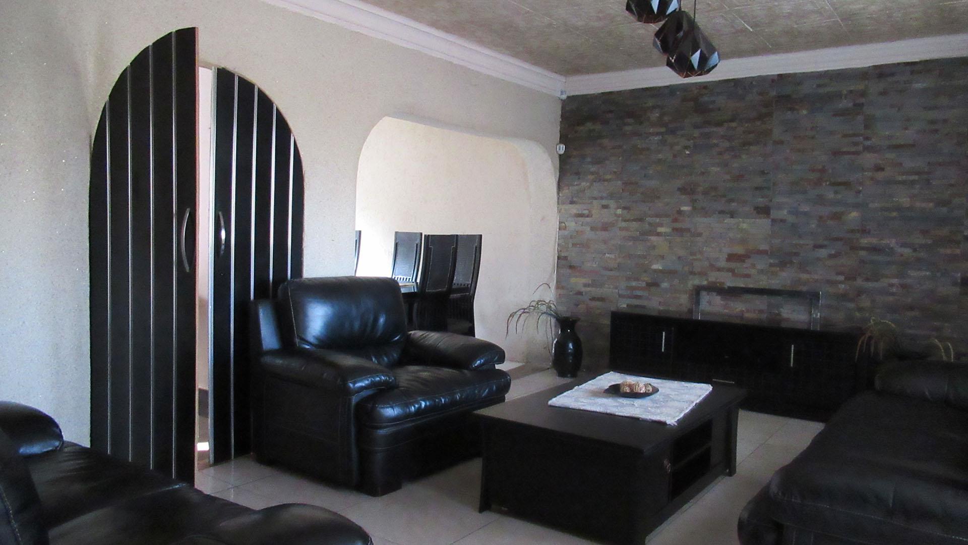 Lounges - 23 square meters of property in Lindhaven