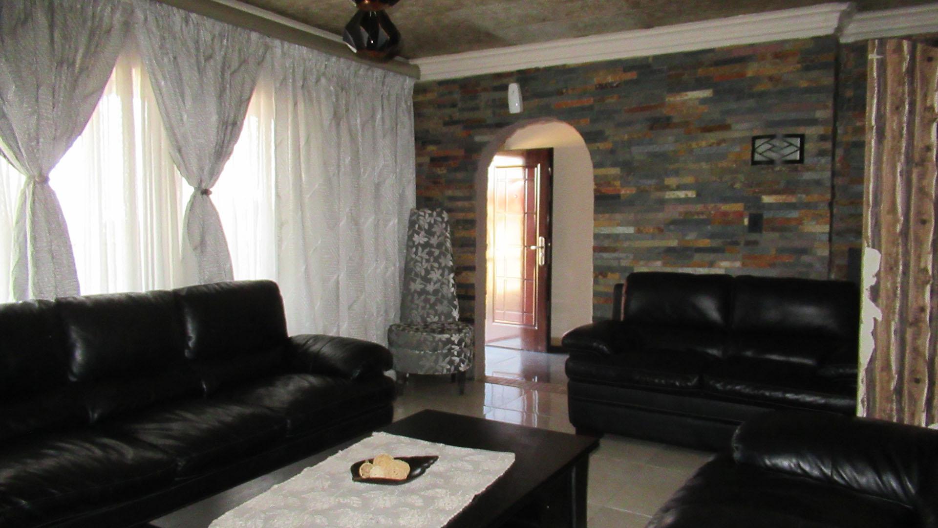 Lounges - 23 square meters of property in Lindhaven