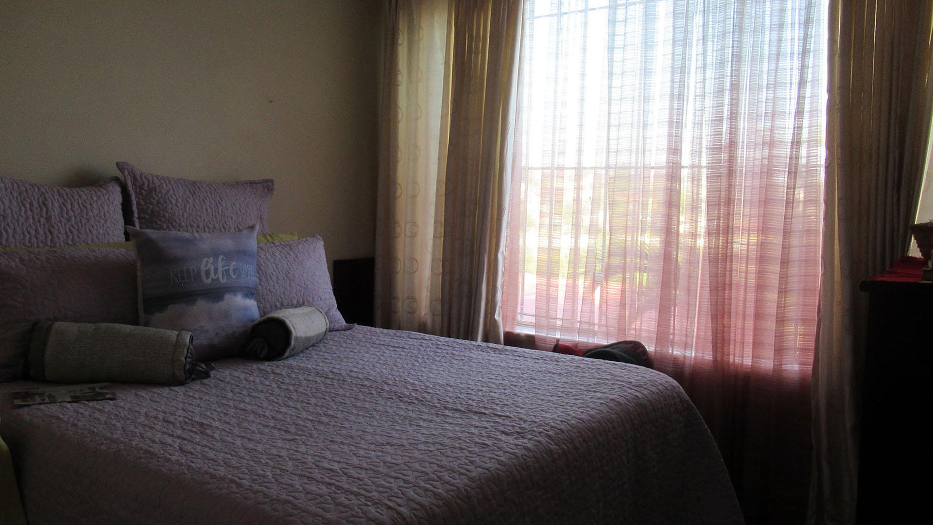 Bed Room 1 - 12 square meters of property in Lindhaven