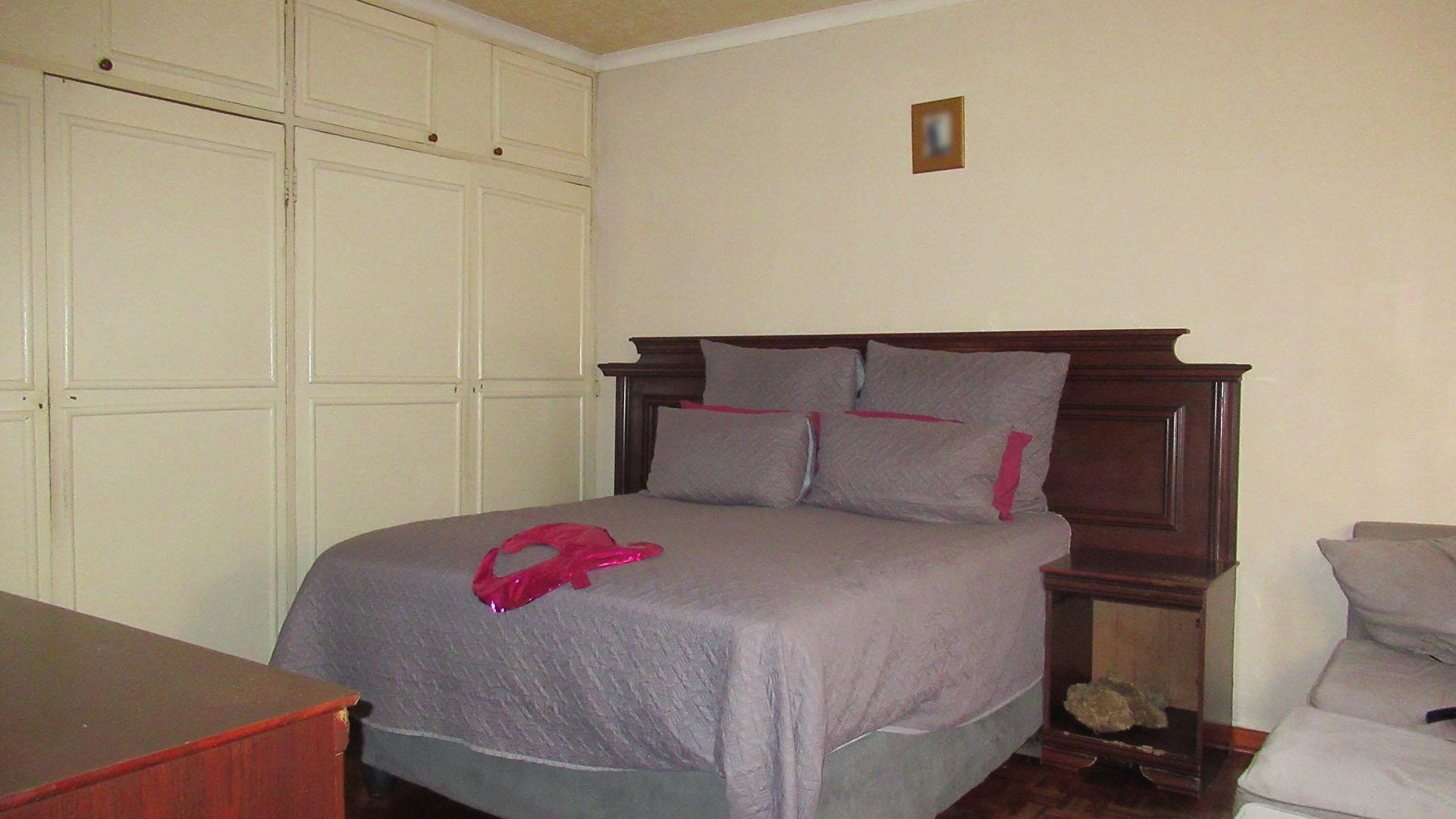 Main Bedroom - 18 square meters of property in Lindhaven