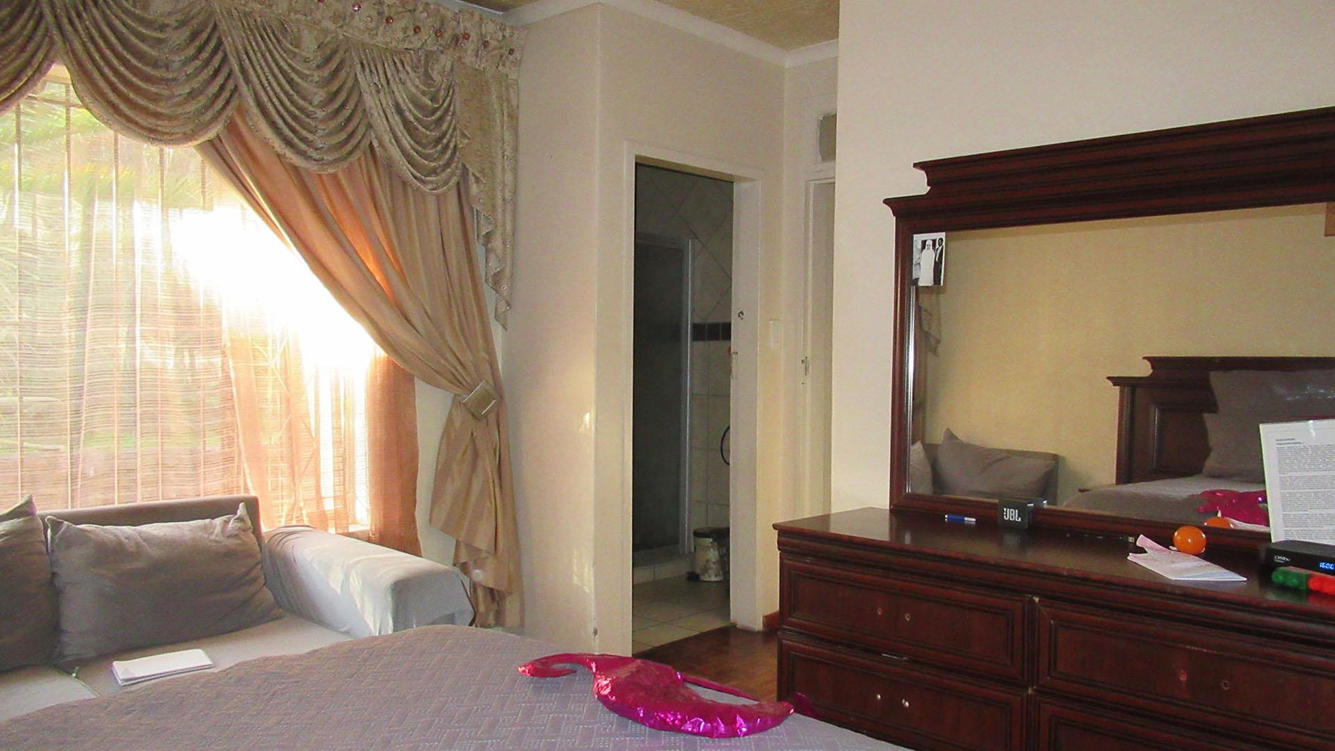 Main Bedroom - 18 square meters of property in Lindhaven