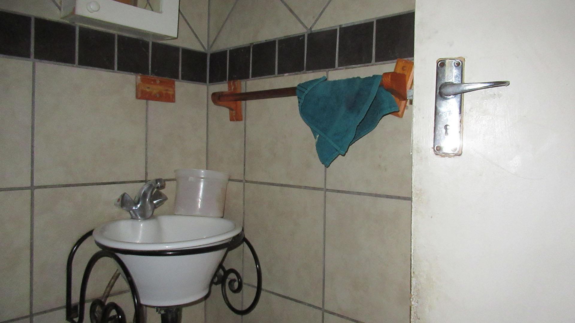 Main Bathroom - 4 square meters of property in Lindhaven