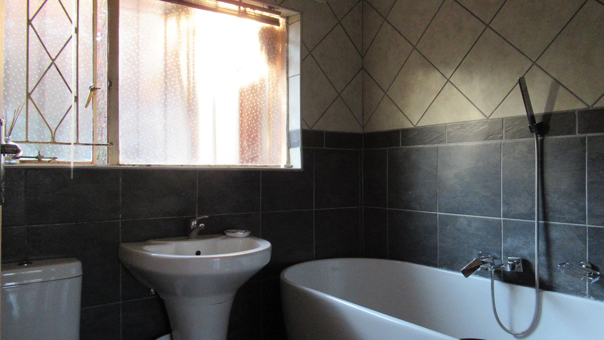 Bathroom 1 - 4 square meters of property in Lindhaven