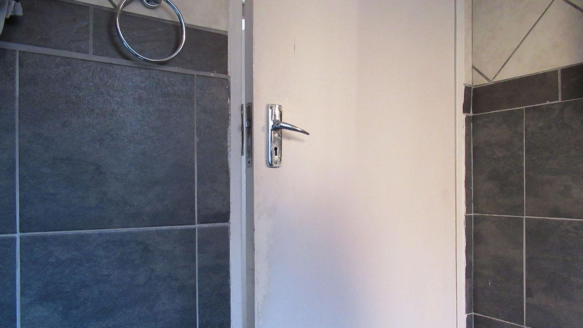 Bathroom 1 - 4 square meters of property in Lindhaven