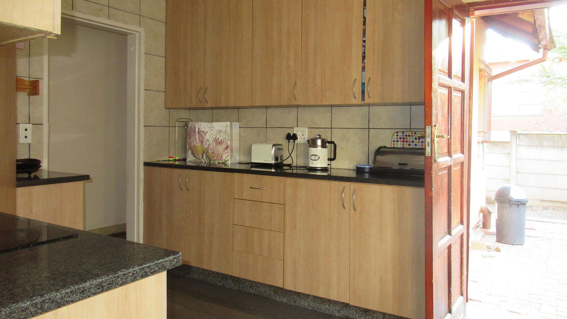 Kitchen - 12 square meters of property in Lindhaven