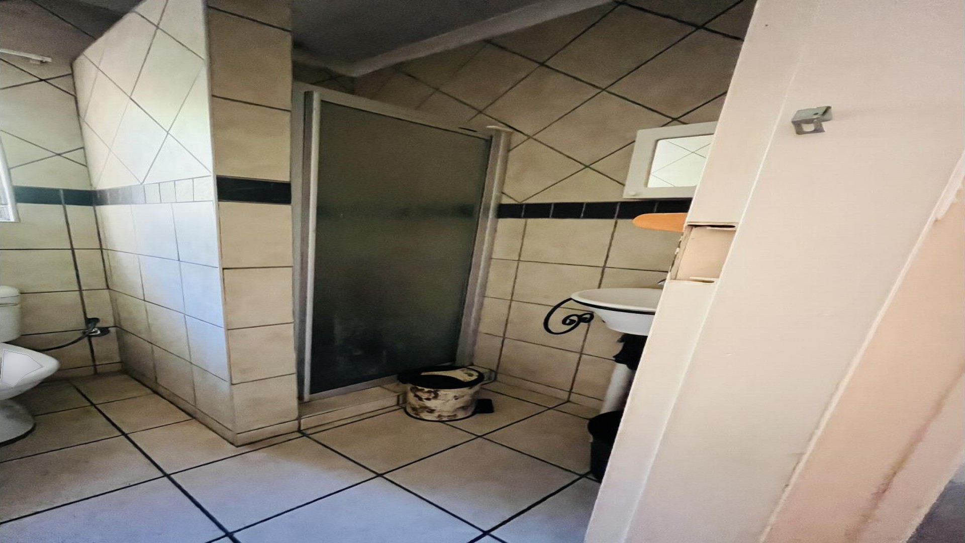 Bathroom 2 - 2 square meters of property in Lindhaven