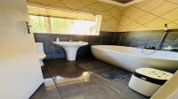 Bathroom 1 - 4 square meters of property in Lindhaven