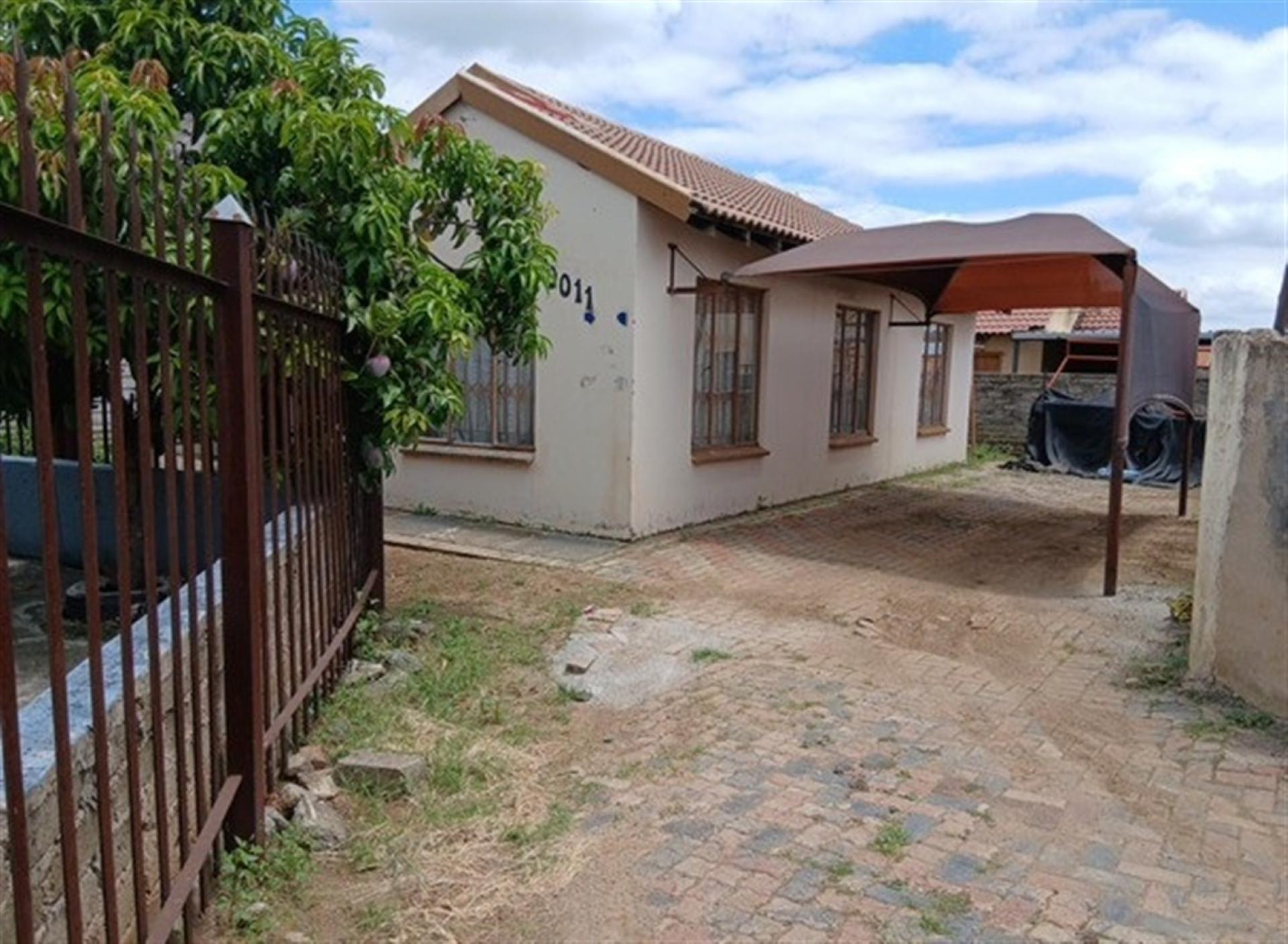 Front View of property in Rustenburg
