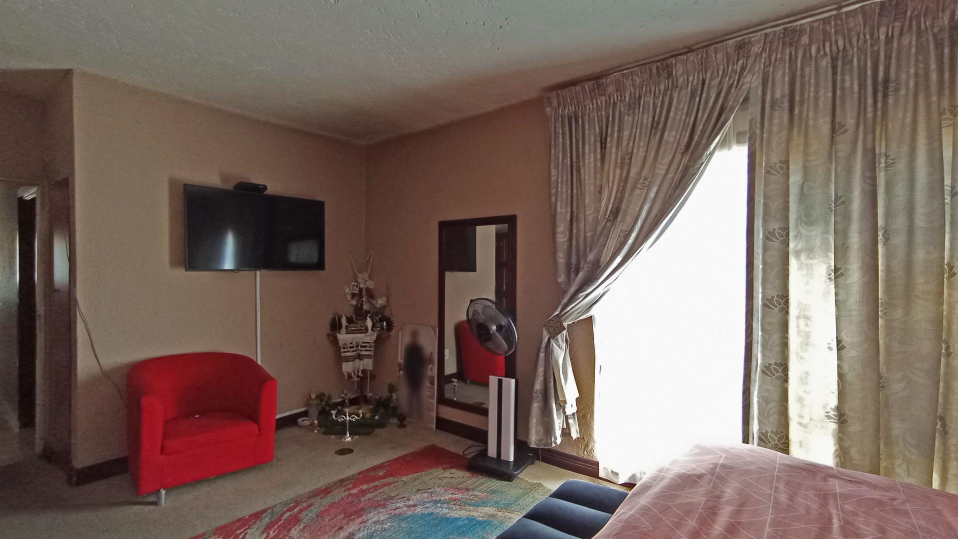 Main Bedroom - 22 square meters of property in Buccleuch