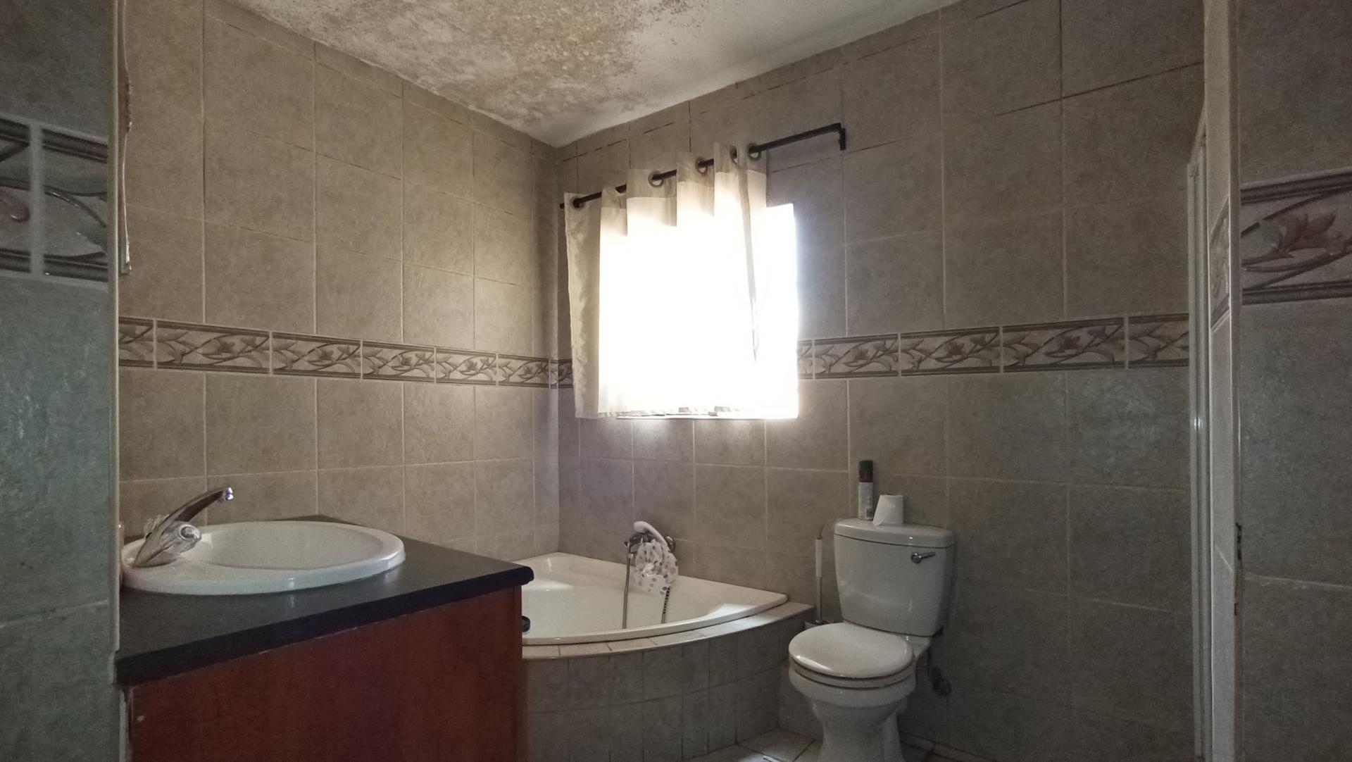 Main Bathroom - 12 square meters of property in Buccleuch