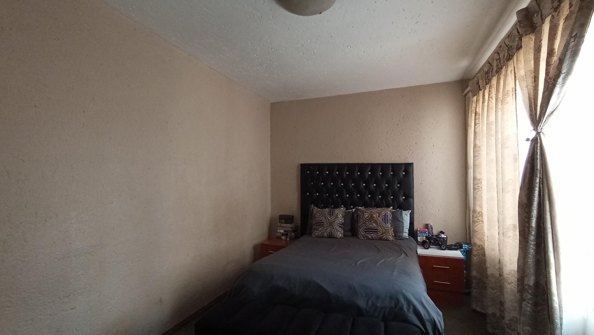 Bed Room 1 - 15 square meters of property in Buccleuch