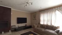 Lounges - 25 square meters of property in Buccleuch