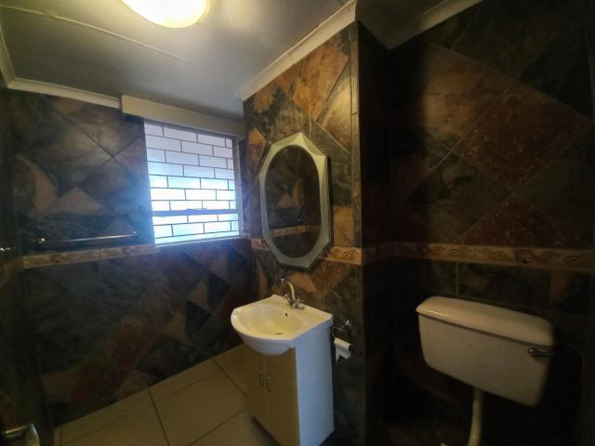 Bathroom 1 of property in Sonheuwel