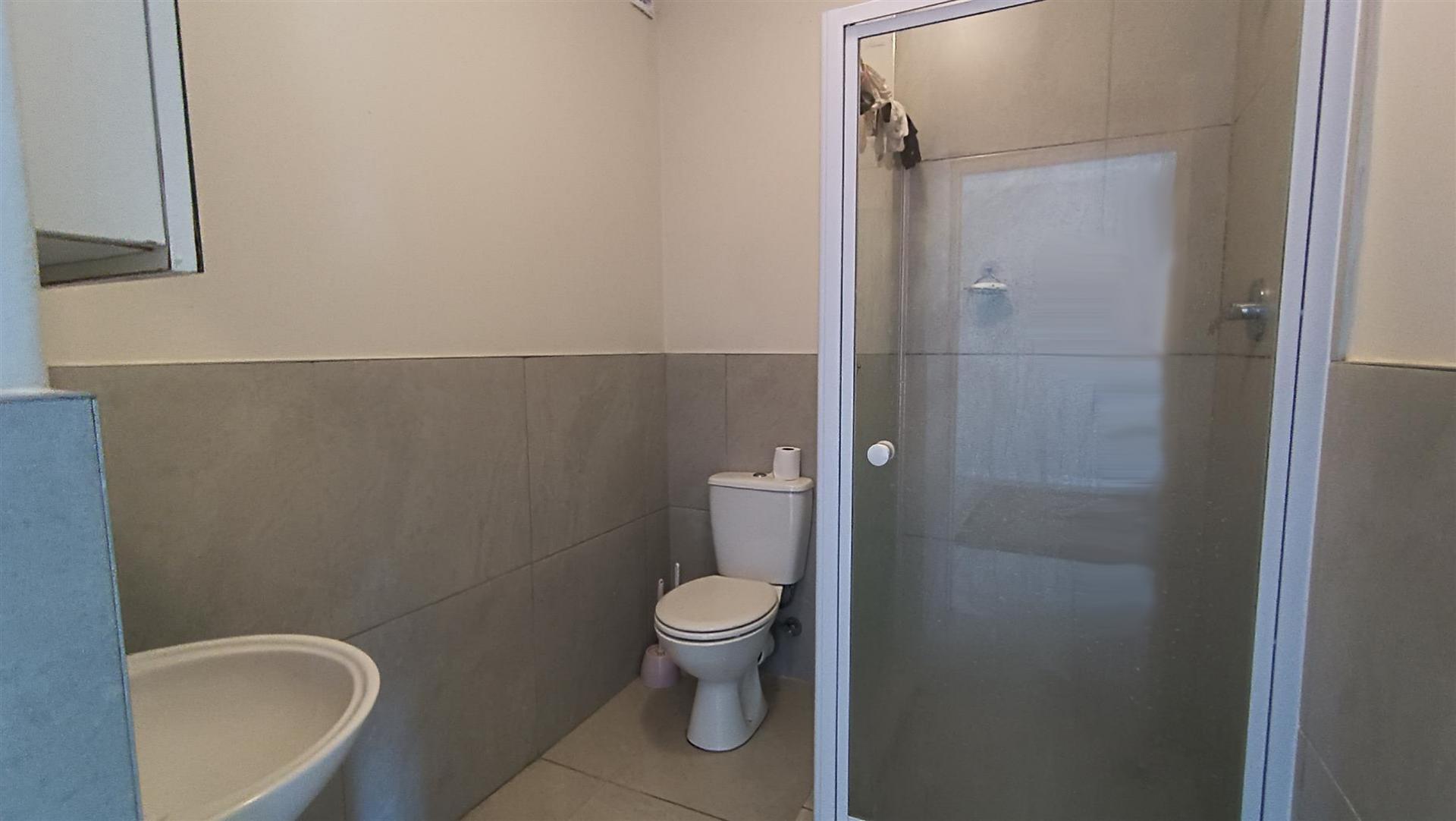 Bathroom 1 - 5 square meters of property in Table View