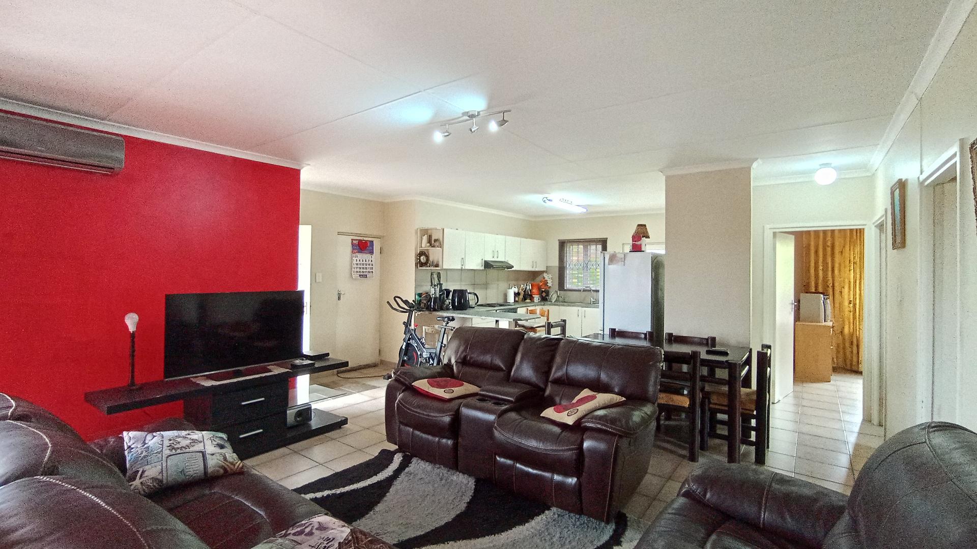 Lounges - 31 square meters of property in Panorama Park