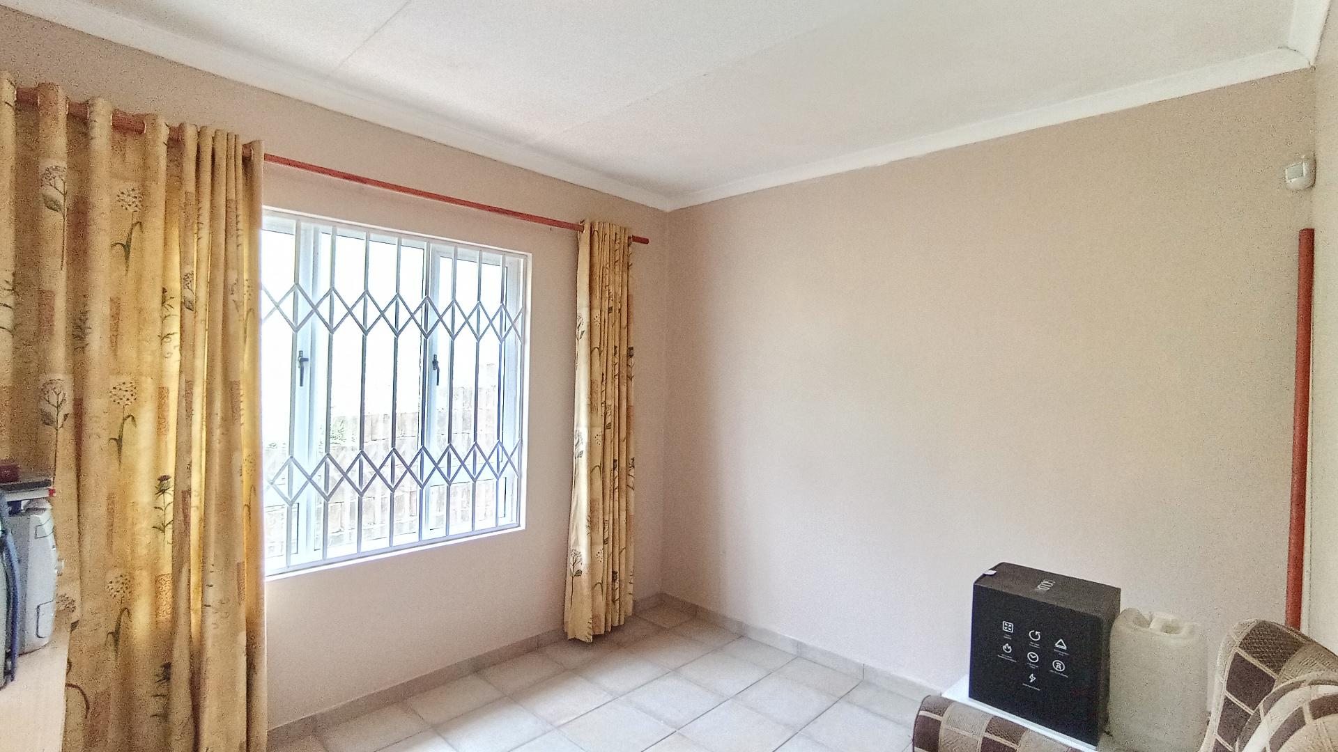 Bed Room 1 - 15 square meters of property in Kingsburgh