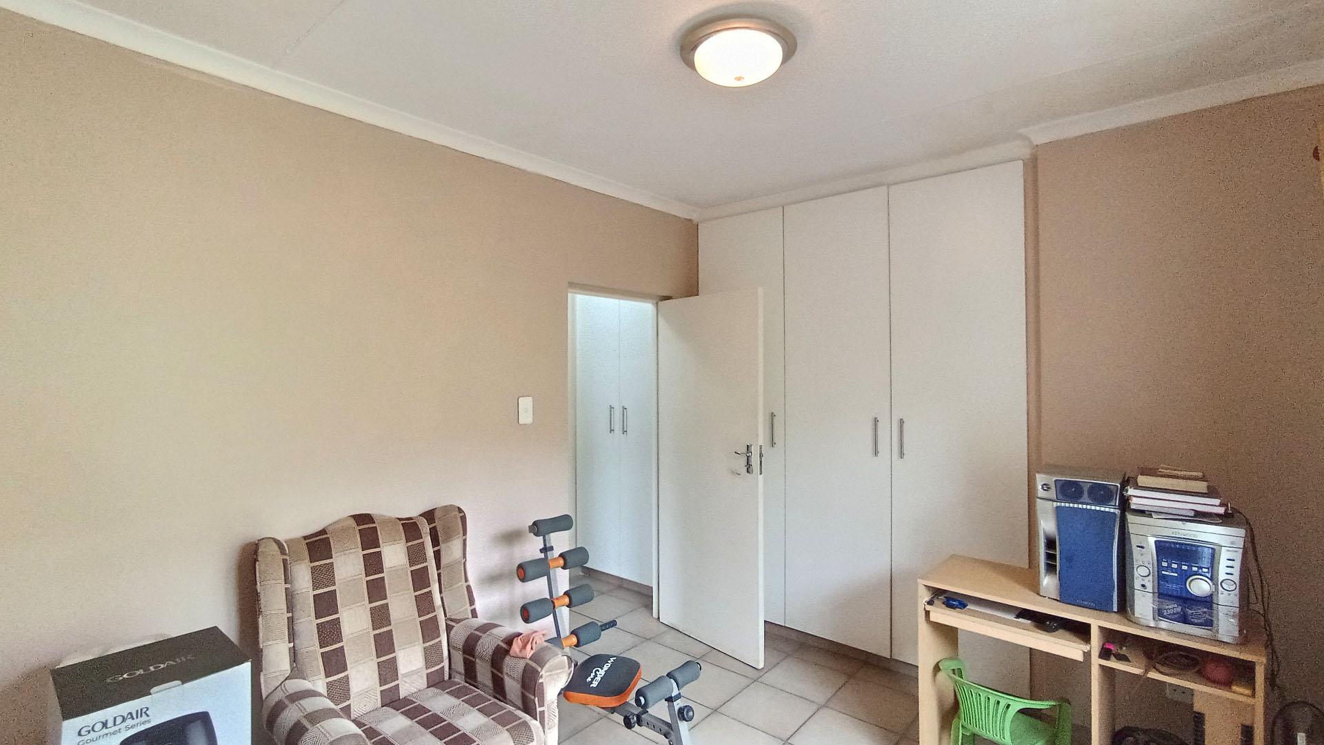 Bed Room 1 - 15 square meters of property in Kingsburgh