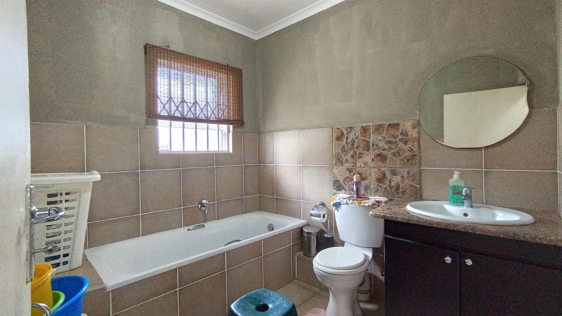 Bathroom 1 - 7 square meters of property in Kingsburgh