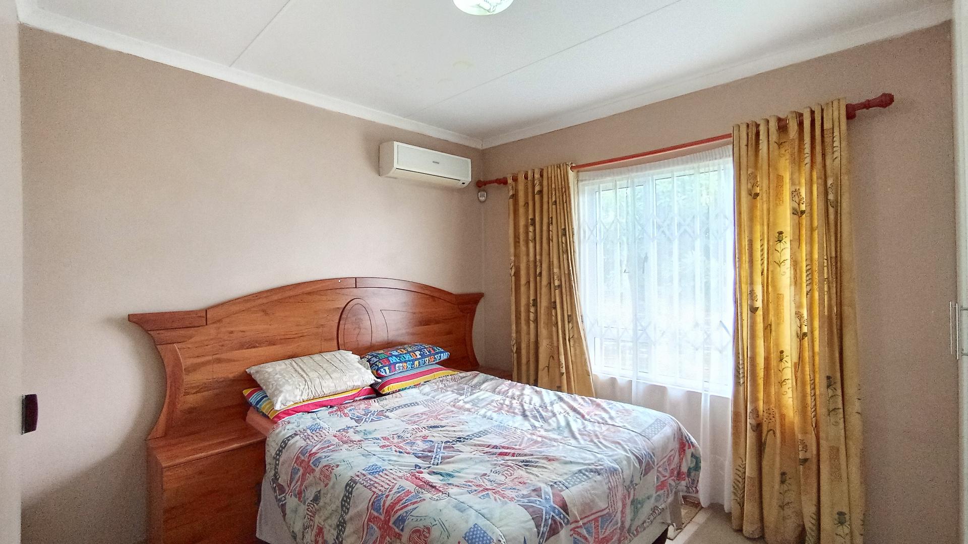 Main Bedroom - 14 square meters of property in Kingsburgh