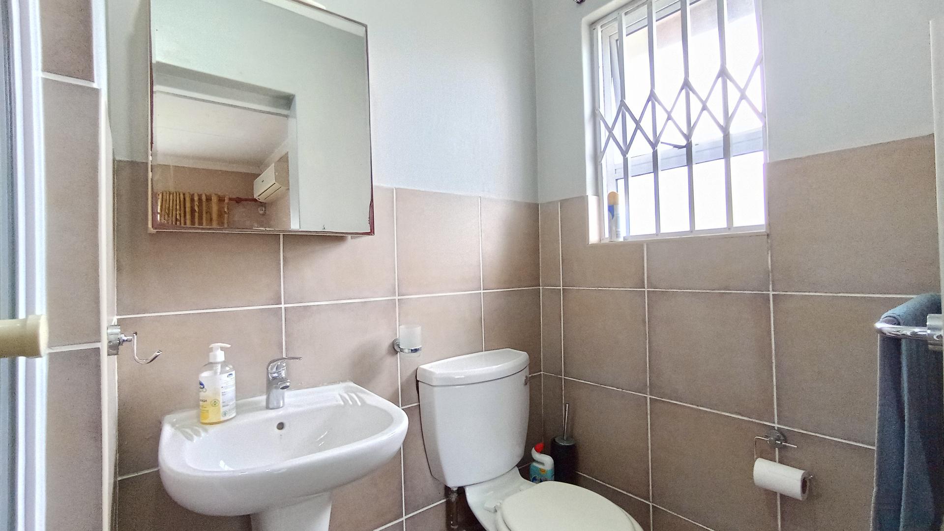 Main Bathroom - 4 square meters of property in Kingsburgh