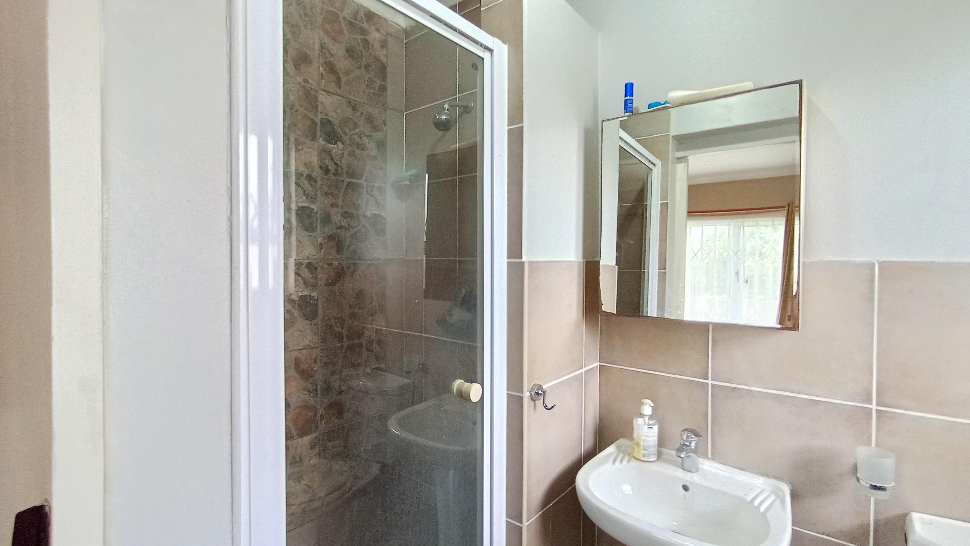 Main Bathroom - 4 square meters of property in Kingsburgh