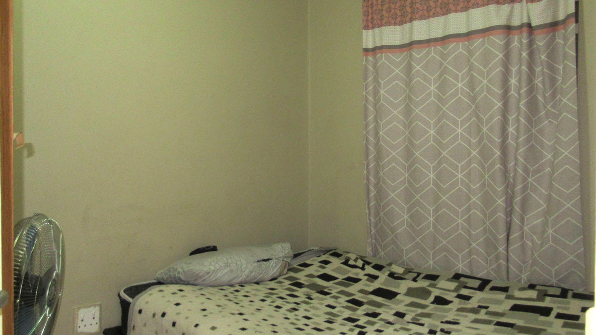 Bed Room 1 - 7 square meters of property in Fleurhof