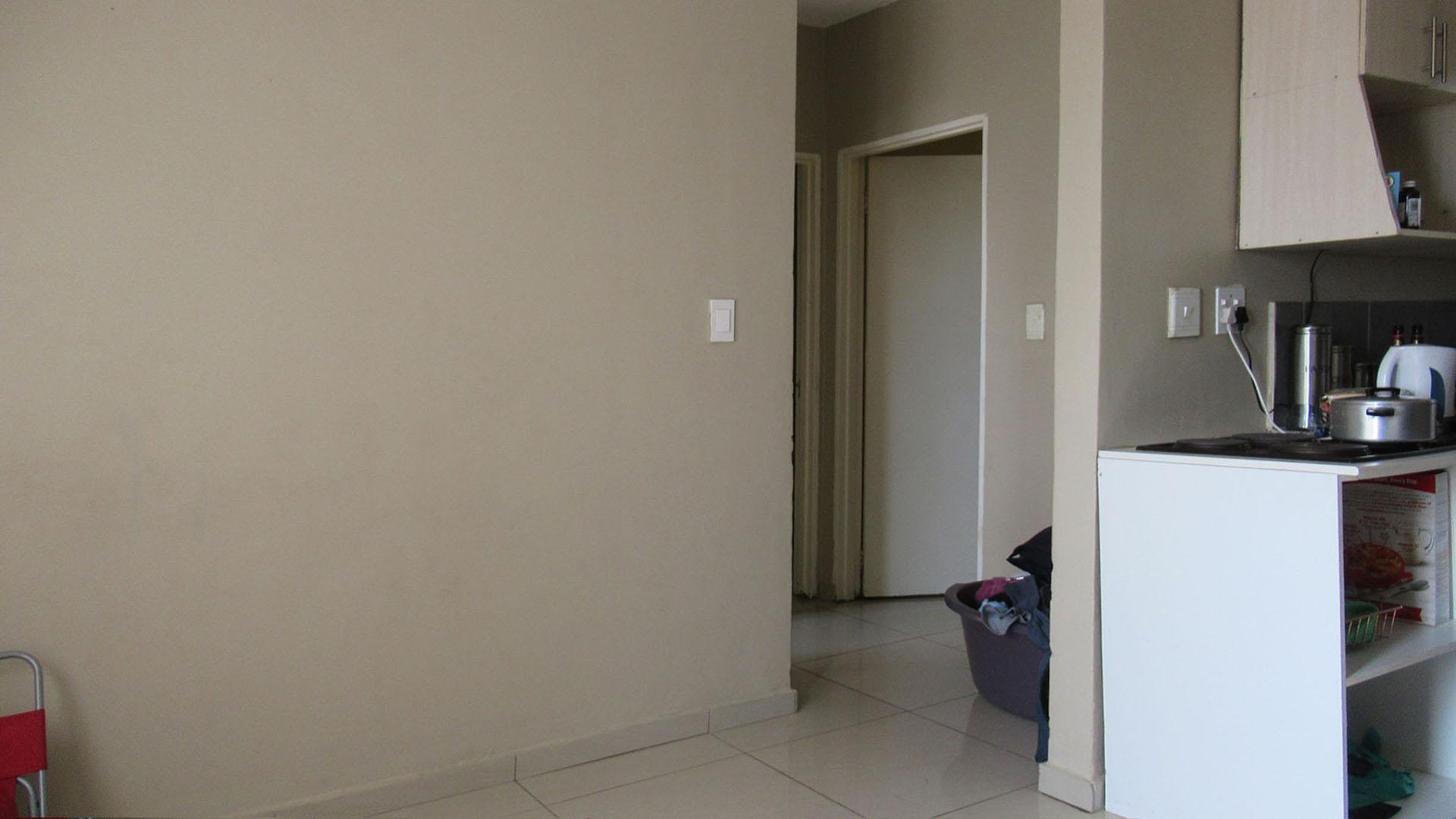 Lounges - 11 square meters of property in Fleurhof