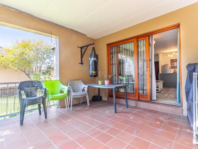 2 Bedroom Apartment for Sale For Sale in Paulshof - MR635370